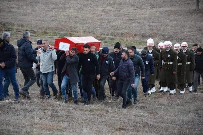Kıbrıs gazisi toprağa verildi
