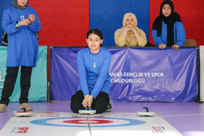 Sivas’ta okullar Floor Curling de yarıştı