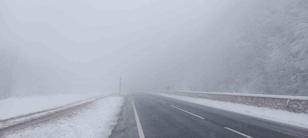 Bolu Dağı’nın Düzce geçişinde kar ve sis etkili oluyor
