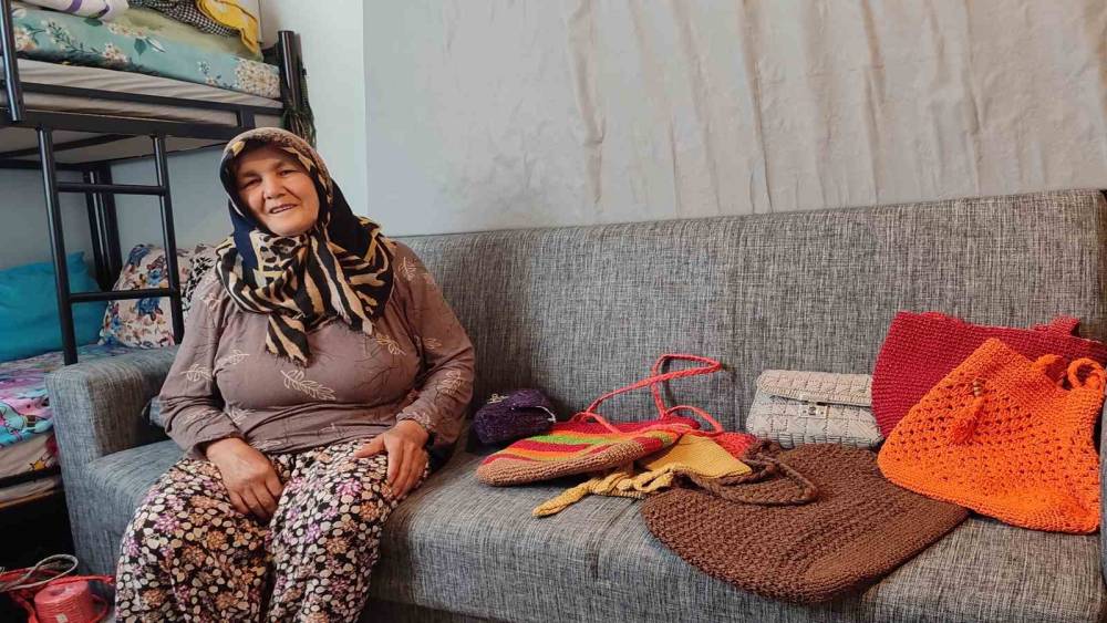 Depremde enkaz altından çıkartılan 65 yaşındaki kadın hayata örgü yaparak tutundu
