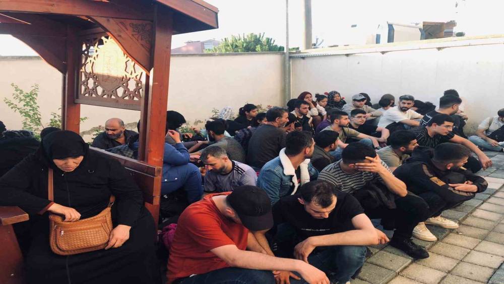 75 düzensiz göçmen Ayvalık polisinden kaçamadı
