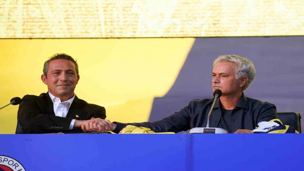 Jose Mourinho resmen Fenerbahçe’de
