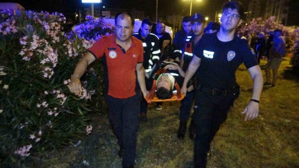 Mersin’de polis minibüsü kaza yaptı: 1 polis memuru yaralı

