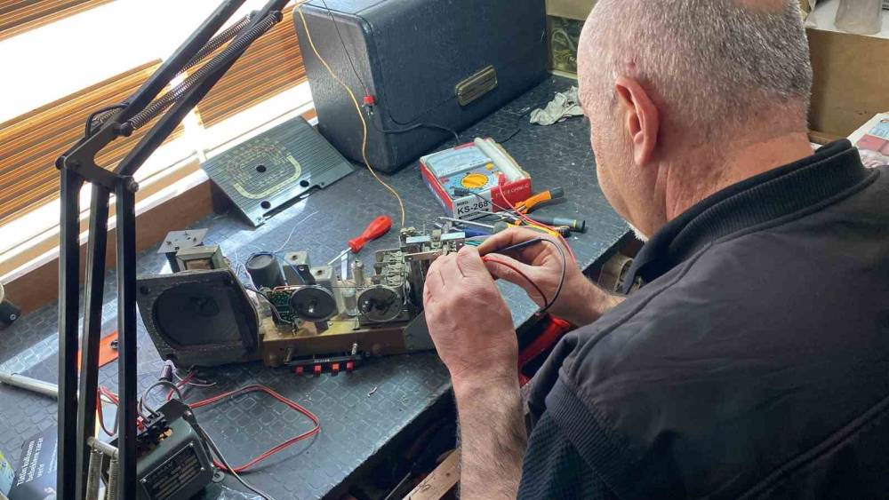 Anısı olan gramofon, plak ve antika radyolar Konyalı tamirciye emanet
