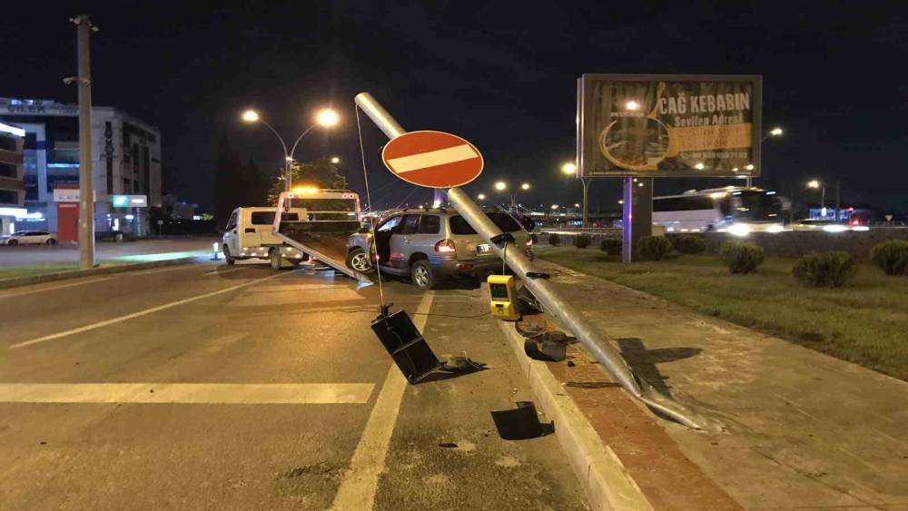 Aracıyla sinyalizasyon direğini devirip koşarak bölgeden uzaklaştı
