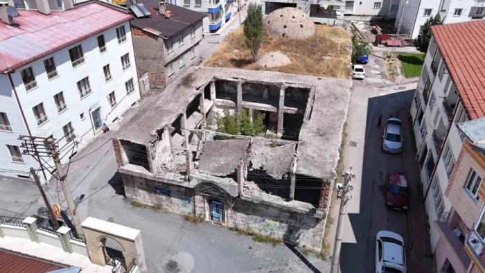 122 Yıllık Şirin Hamamı Kaderine Terk Edildi