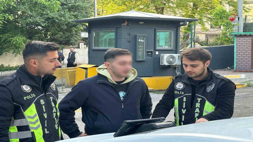 Kadıköy’de motosikleti yayaların üzerine sürerek dalga geçen sürücü yakalandı
