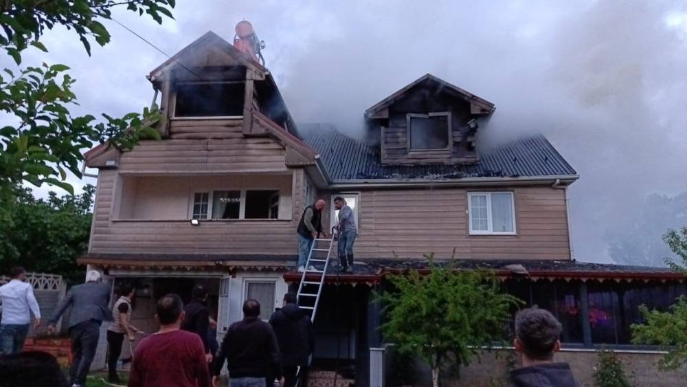 Dubleks evin çatısında çıkan yangın köylüleri seferber etti
