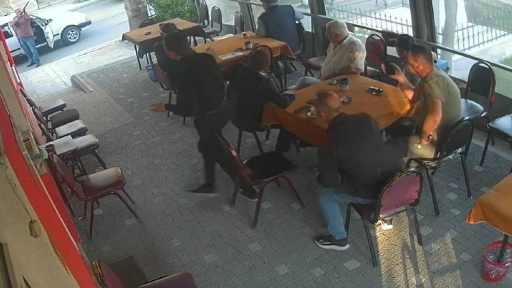 Silivri’de kahvehaneye silahlı saldırı: O anlar kamerada
