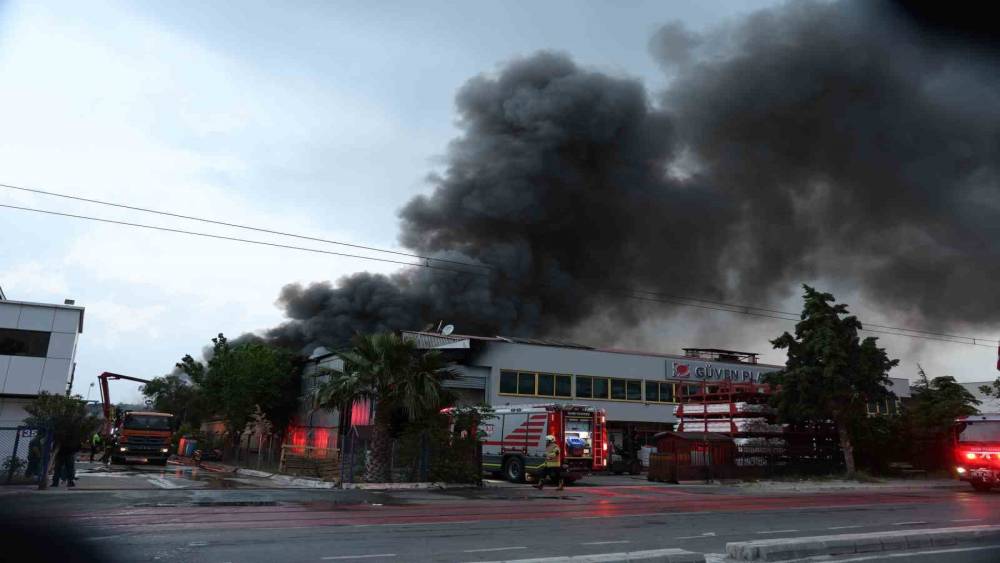 İzmir’de iki ayrı fabrikada çıkan yangın kontrol altında
