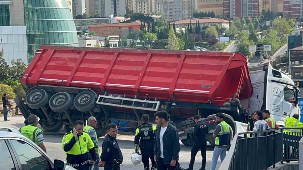 Ataşehir’de tır yan yattı, cadde trafiğe kapatıldı
