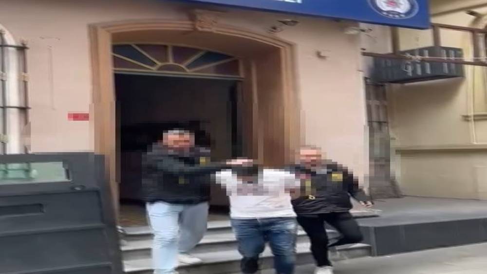 Beyoğlu’nda askeri üniforma ile müşterilere servis yapan şahıs tutuklandı
