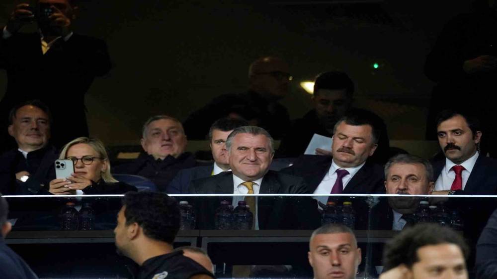 Gençlik ve Spor Bakanı Osman Aşkın Bak, Fenerbahçe - Olympiakos maçını tribünden takip etti
