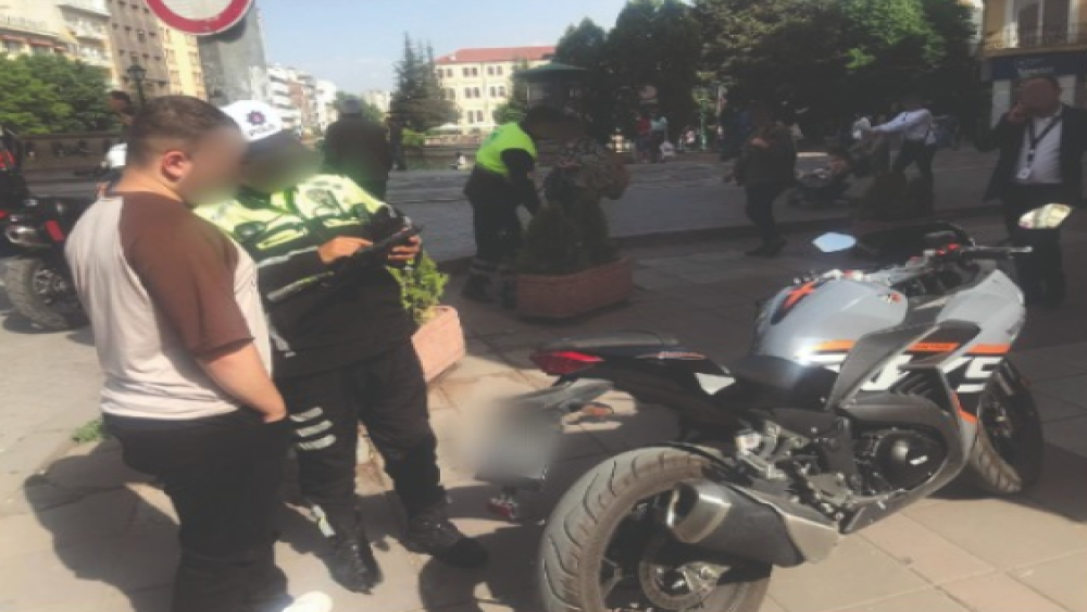 Kuralları ihlal eden 100 motosiklet ve motorlu bisiklet sürücüsüne ceza kesildi
