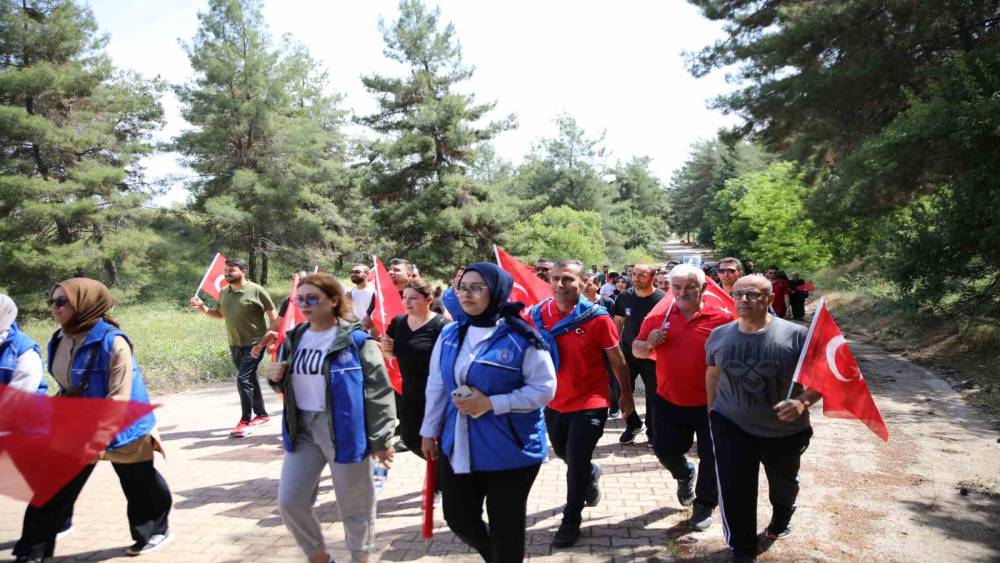 Gençler, ellerindeki Türk bayraklarıyla Ali Dağı’na yürüdü
