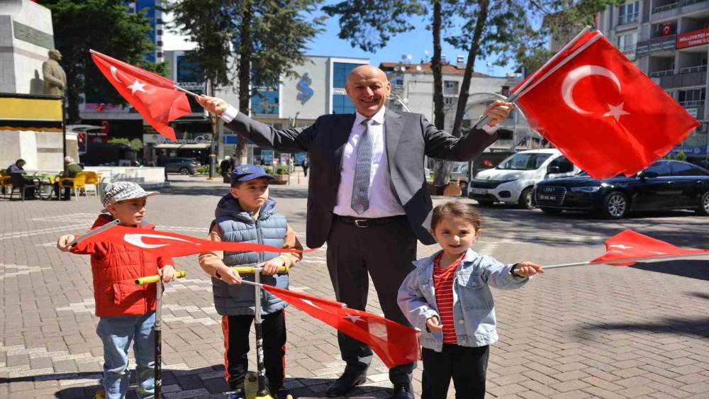 Terme’de binlerce Türk bayrağı dağıtıldı
