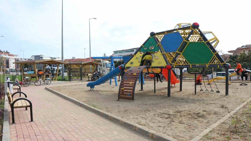 Alanya Belediyesinden Oba Mahallesi’ne yeni çocuk parkı
