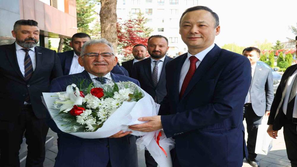 Kırgızistan Ankara Büyükelçisi Kazakbaev’den Başkan Büyükkılıç’a ziyaret
