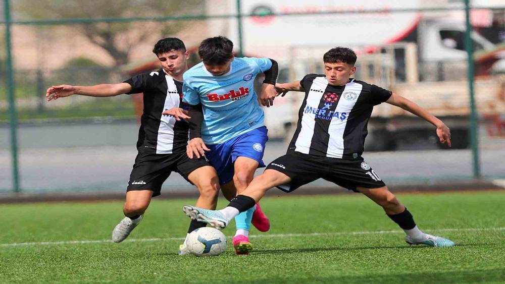 Burhaniye Belediyespor U-18 Takımı Türkiye Şampiyonası’na hazır
