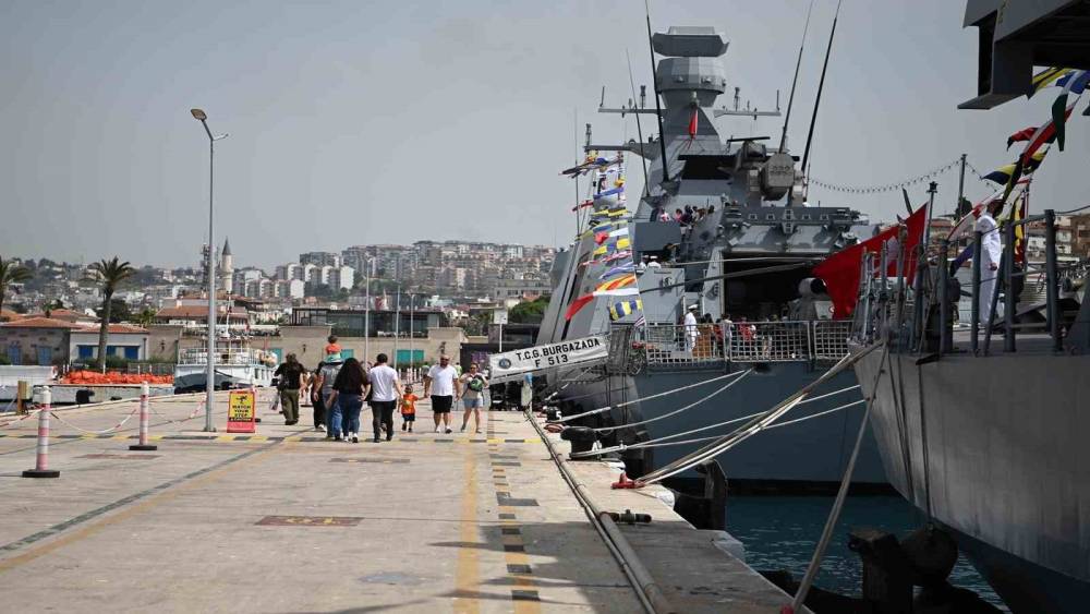Türk donanmasının gururu olan savaş gemileri ziyarete açıldı
