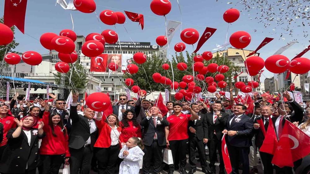19 Mayıs’ın 105. yıldönümünde kırmızı beyaz 105 balon gökyüzüne bırakıldı
