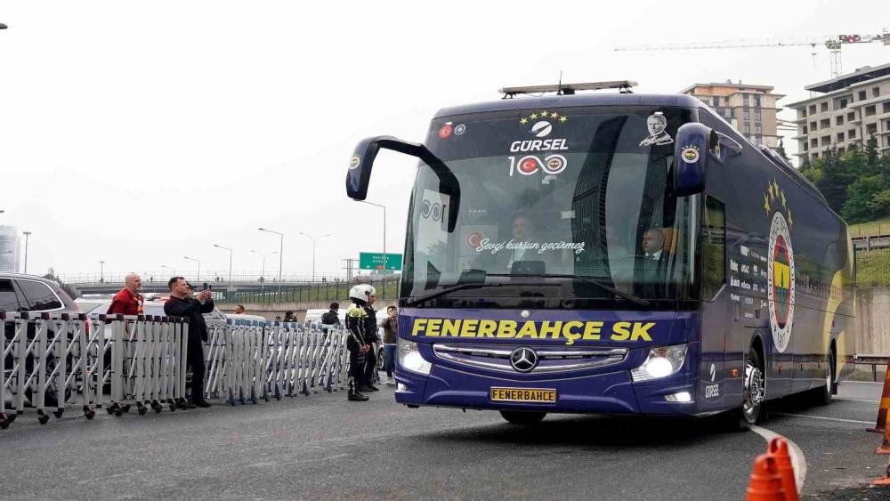 Fenerbahçe takım otobüsü stada geldi
