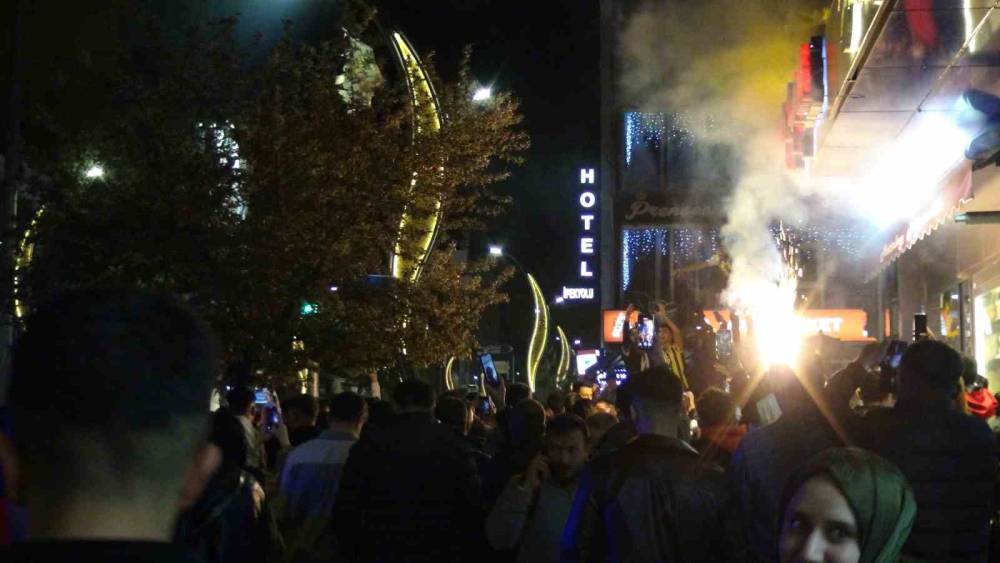 Kars’ta Fenerbahçeliler sokaklara döküldü
