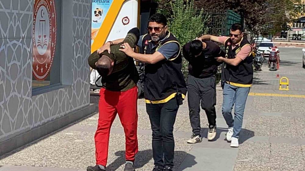 Aksaray’daki polis-hırsız kovalamacasında hırsız kardeşler tutuklandı
