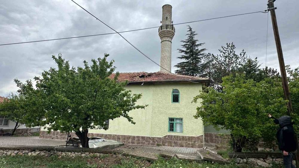 Ankara’da şiddetli rüzgar 2 caminin minaresini yıktı

