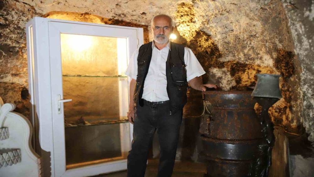 Antika dolu müzenin altında binlerce yıllık hamam mağarasını keşfetti
