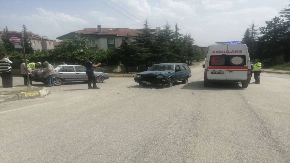 Isparta’da iki otomobil çarpıştı: 2 yaralı
