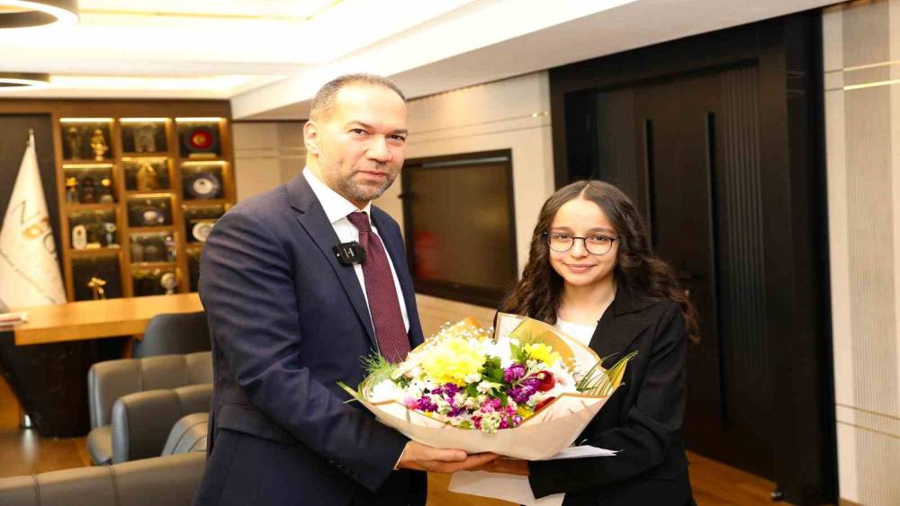 Başkan Özdemir, Makamını 7. Sınıf Öğrencisi Tuğba’ya Devretti
