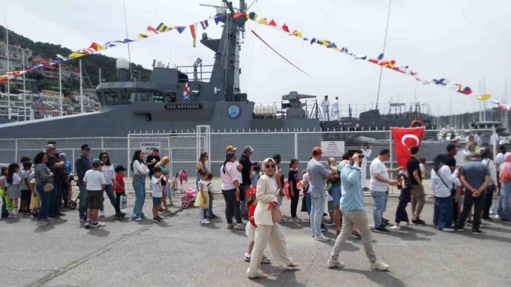 Halkın ziyaretine açılan askeri gemi ilgi gördü
