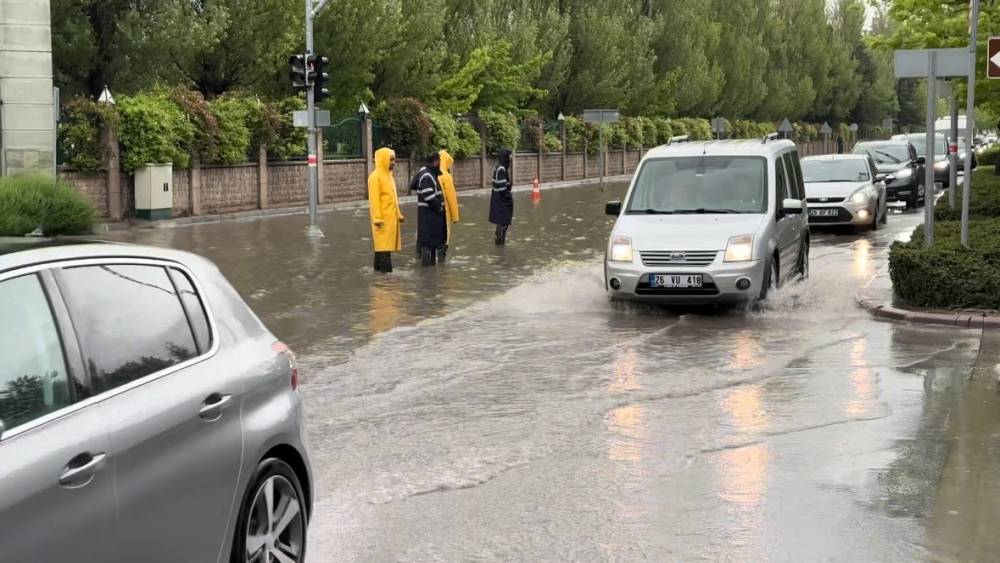 Milletvekili Hatipoğlu’ndan yağmur sonrası belediyeye tepki
