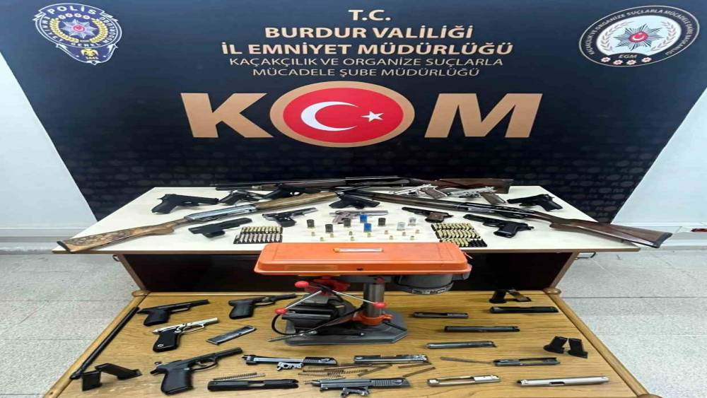 Burdur’da kaçakçılık operasyonunda çok sayıda silah ele geçirildi
