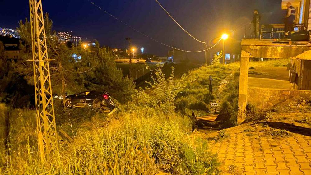 Sinop’ta otomobil ormanlık alana düştü: 1 yaralı
