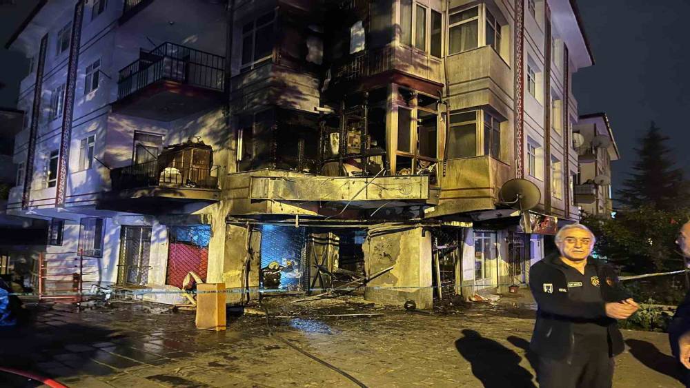 Ankara’da binanın girişindeki bakkalda çıkan yangın paniğe neden oldu
