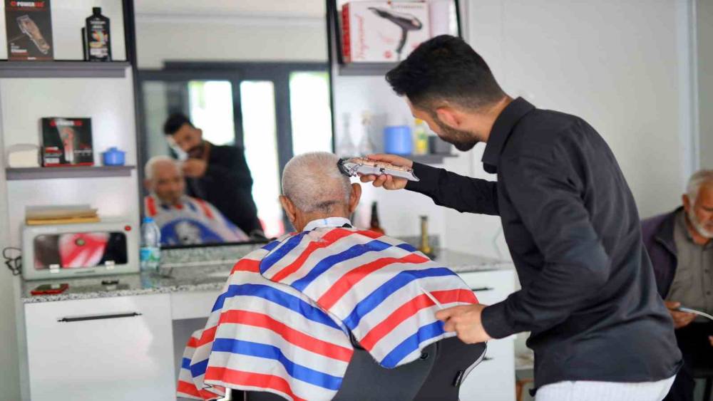 Aksaray’da emekliler ücretsiz tıraş ediliyor
