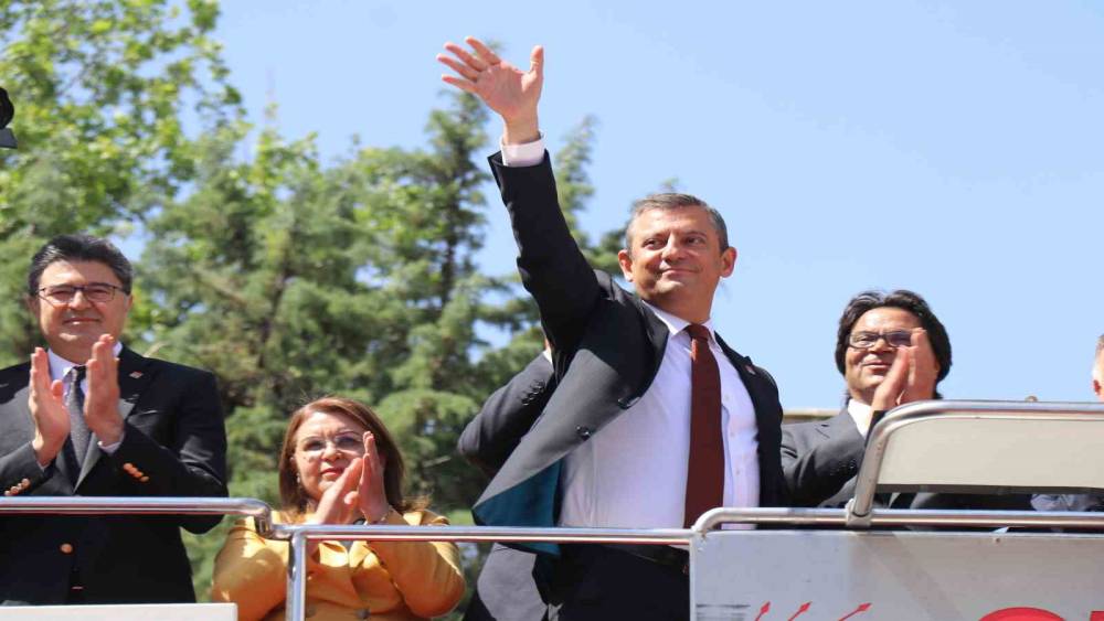 CHP Lideri Özgür Özel, kazanılan 15 belediye için Denizlililere teşekkür etti
