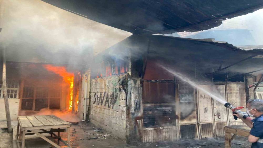 Siirt’te marangozcular çarşısında aynı anda yanan 3 dükkan paniğe neden oldu
