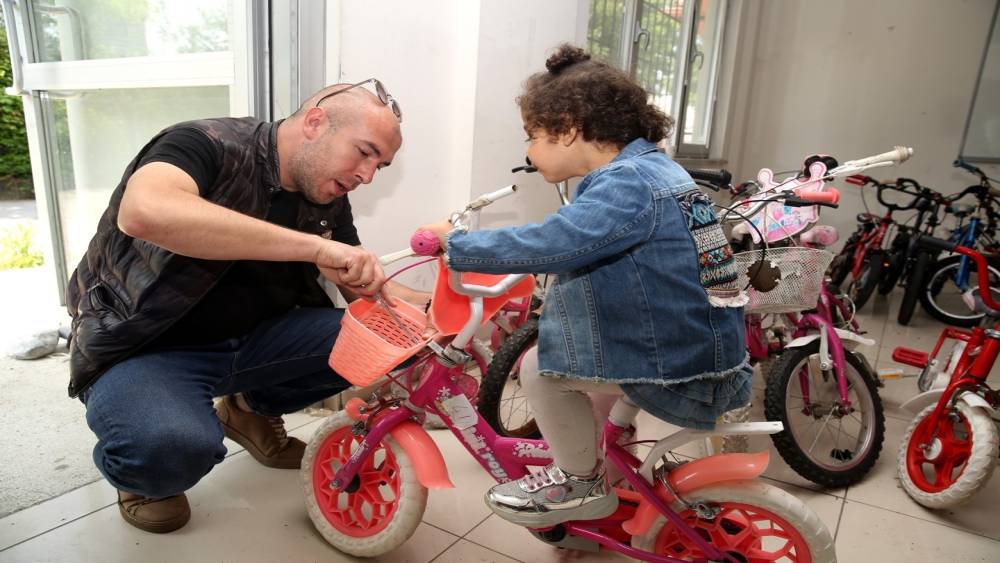 Onarılan bisikletler depremzede çocukları mutlu etti
