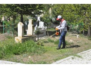 Covid-19 mezar temizliğine engel olmadı