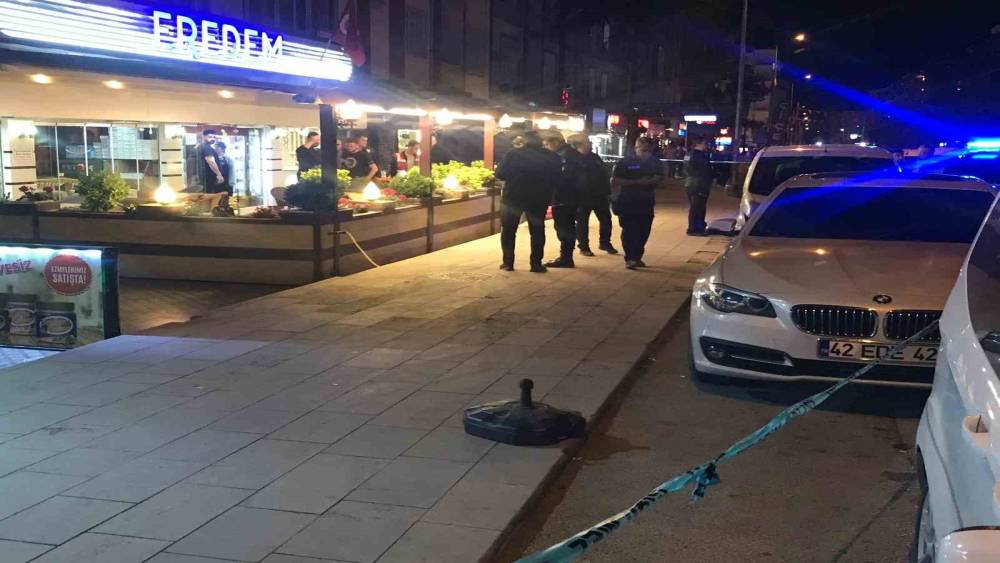 Pastanede oturan 2 kişiye silahlı saldırı: 1 ölü, 1 yaralı
