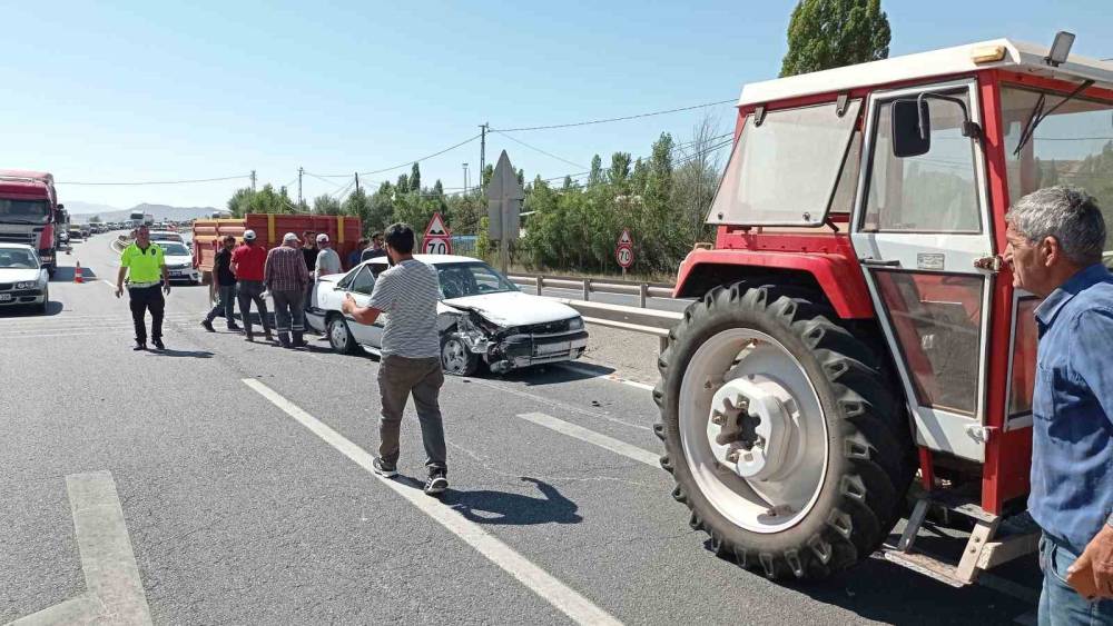 Otomobil ile traktörün çarpışması sonucu 3 kişi yaralandı.

