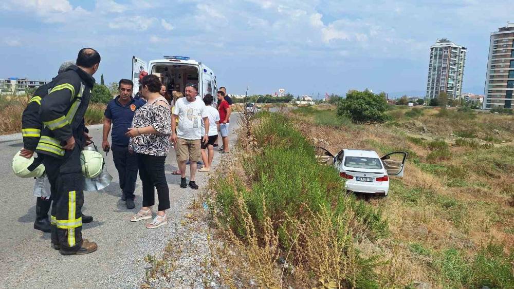 Manisa’da otomobil yol kenarındaki araziye uçtu: 2’si çocuk 3 yaralı
