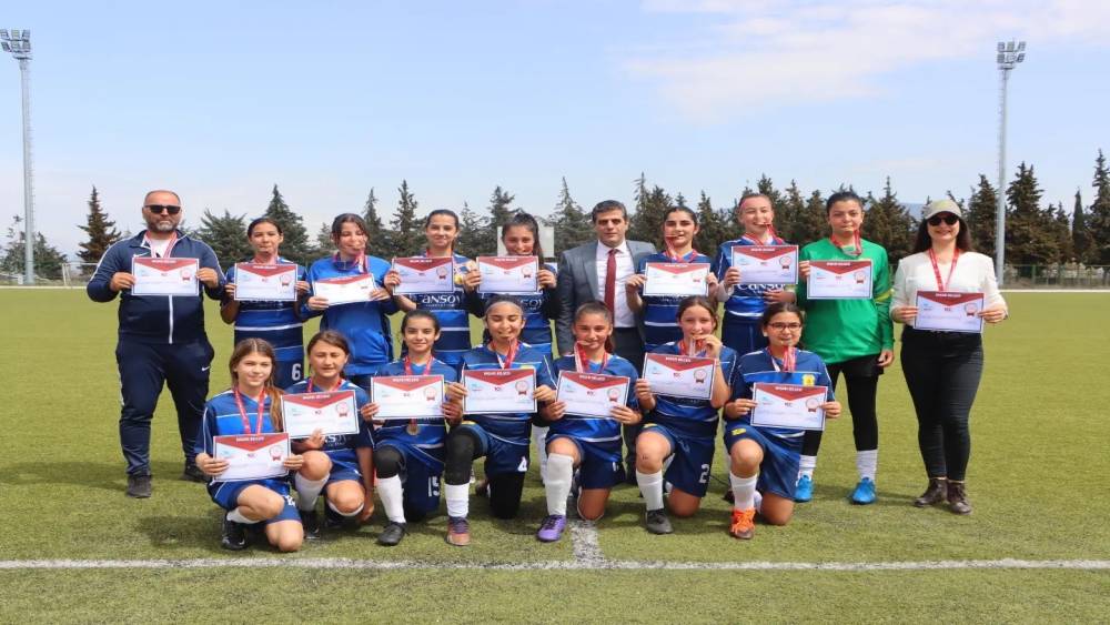 Fethiye’deki okulun kız futbol takımı tüm maçlarını kazandı
