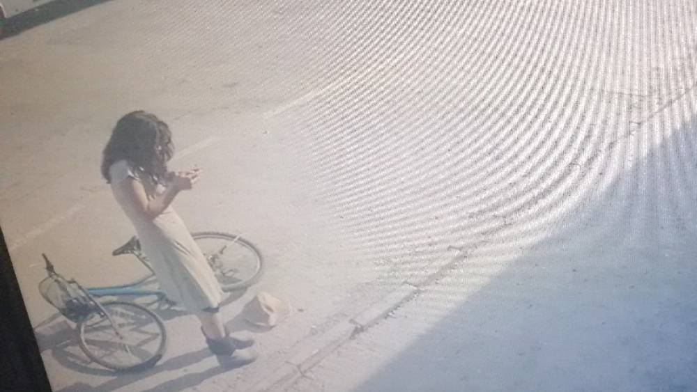 Bisikletiyle gelen genç kız, çaldığı kaskı başına takıp gitti
