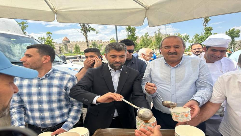 Ak Parti Erzurum İl Teşkilatı aşure dağıttı
