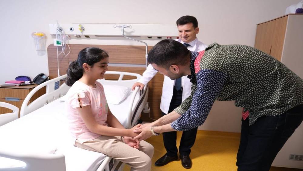 CZN Burak depremzede çocukları hastanede ziyaret etti
