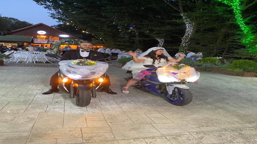 Sarıyer’de bir kır düğünü yapan çift nikaha motosiklet geldi
